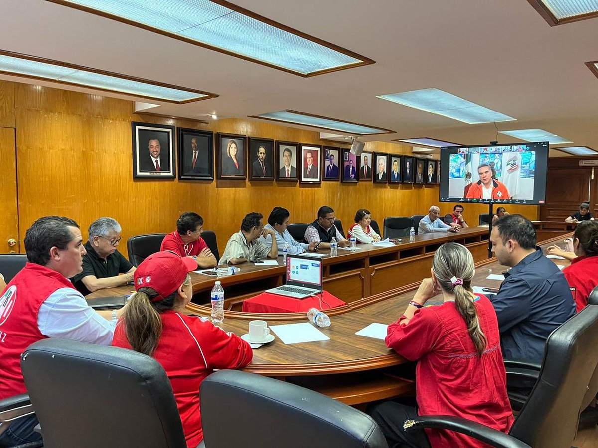 PRIVeracruz_'s tweet photo. 📌El CDE del @PRIVeracruz_, se reunió con el Presidente del @PRI_Nacional, @alitomorenoc y con la estructura nacional de nuestro partido, para la coordinación del trabajo en defensa del voto 🗳️ de nuestros candidatos.

¡Vamos a defender el sufragio por #Veracruz y #México! https://t.co/ncc4X24Tnj