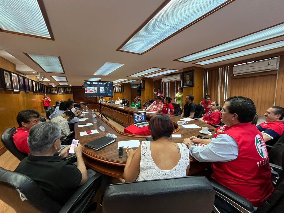 PRIVeracruz_'s tweet photo. 📌El CDE del @PRIVeracruz_, se reunió con el Presidente del @PRI_Nacional, @alitomorenoc y con la estructura nacional de nuestro partido, para la coordinación del trabajo en defensa del voto 🗳️ de nuestros candidatos.

¡Vamos a defender el sufragio por #Veracruz y #México! https://t.co/ncc4X24Tnj