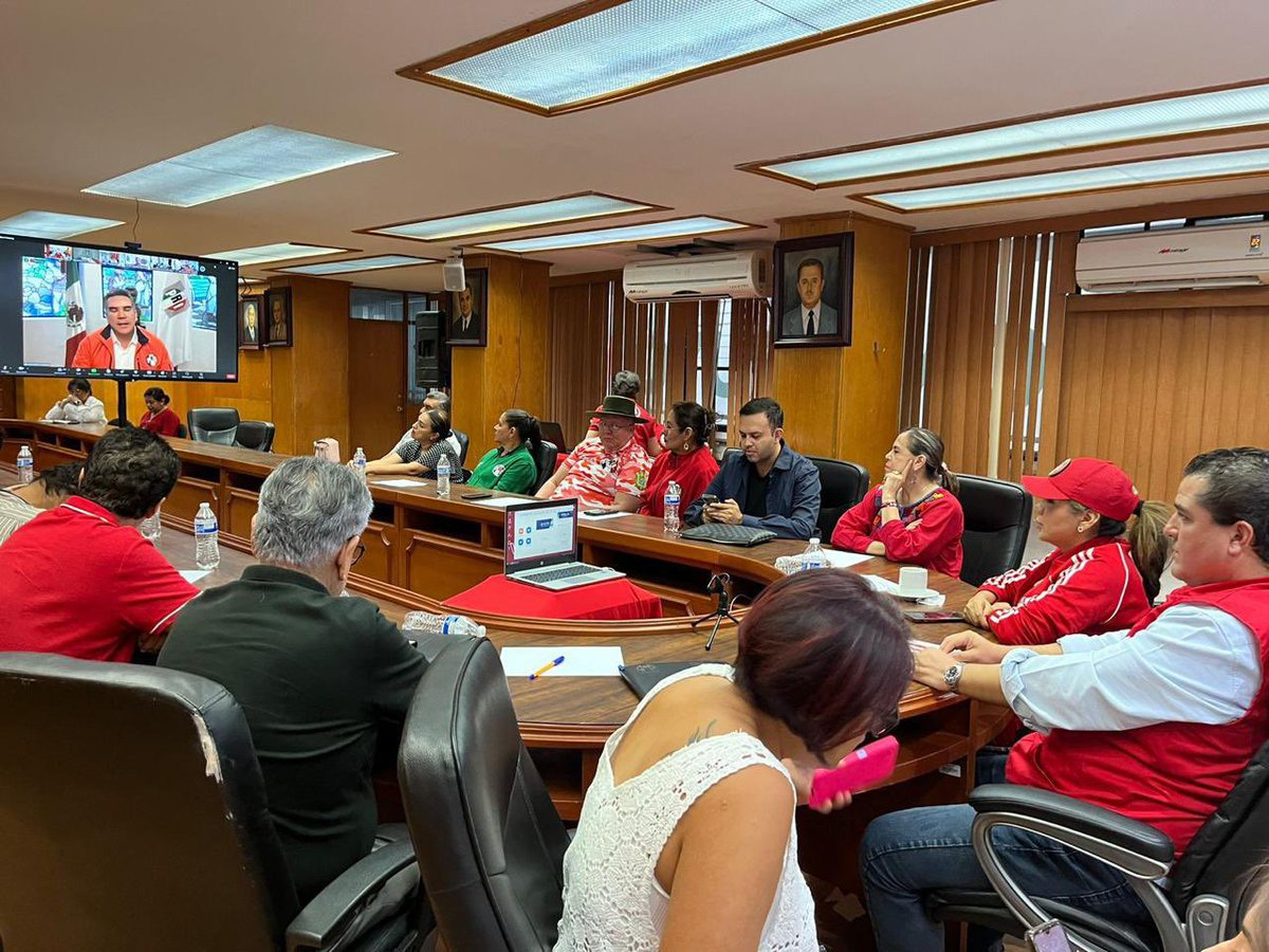 PRIVeracruz_'s tweet photo. 📌El CDE del @PRIVeracruz_, se reunió con el Presidente del @PRI_Nacional, @alitomorenoc y con la estructura nacional de nuestro partido, para la coordinación del trabajo en defensa del voto 🗳️ de nuestros candidatos.

¡Vamos a defender el sufragio por #Veracruz y #México! https://t.co/ncc4X24Tnj