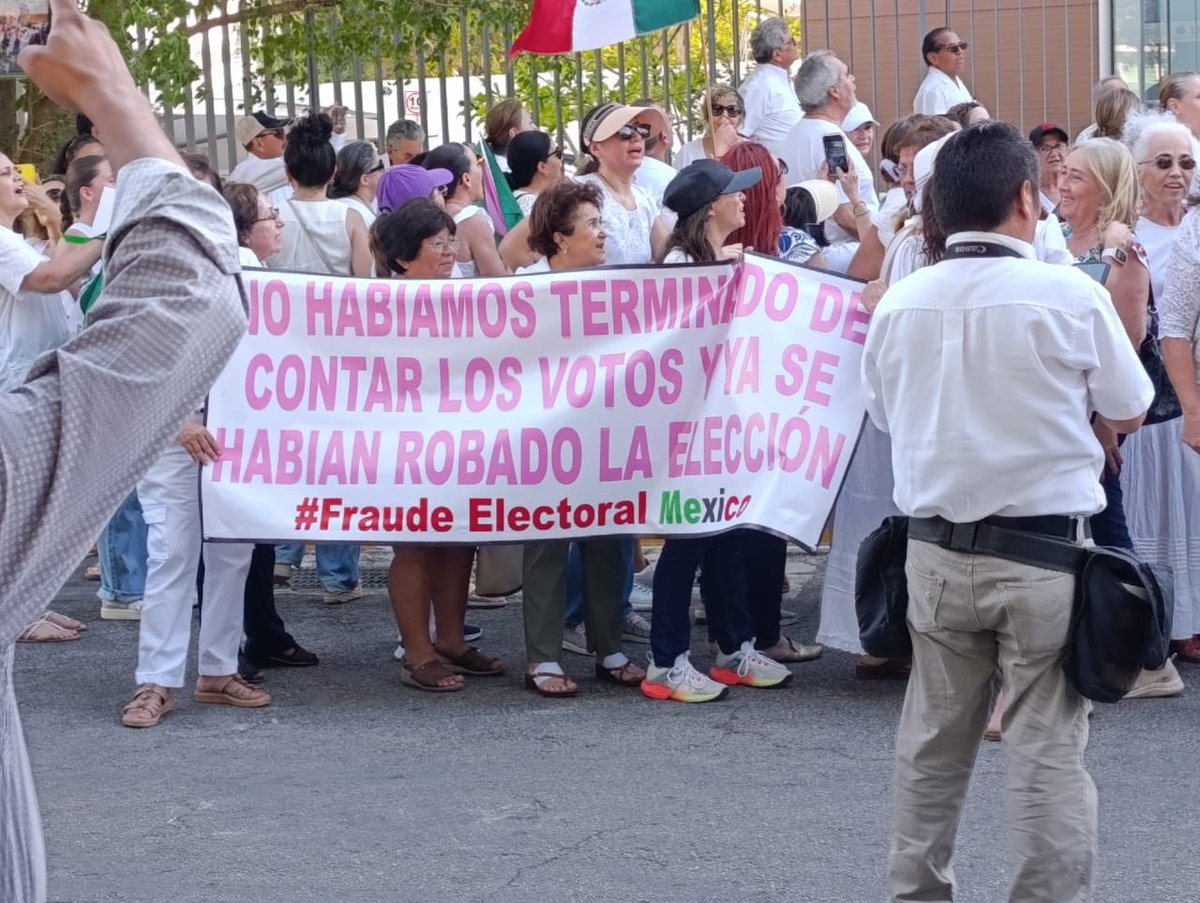 almayucateca1's tweet photo. Mare queridos amigos #TuiterosActivos
Aquí en Mérida están muy pero muy enojados los yucatecos.
No fueron tantos porque se dos horas antes se pidió estar a las 5 en el INE 
Y yo pensé vamos a ser 5 personas.
Porque con el calor 🥵 pues no!
Llegaron hasta con Mantas y gritaban
#FueraMorena
#FueraClaudia
#FueraHuacho
#YucatanEsPan