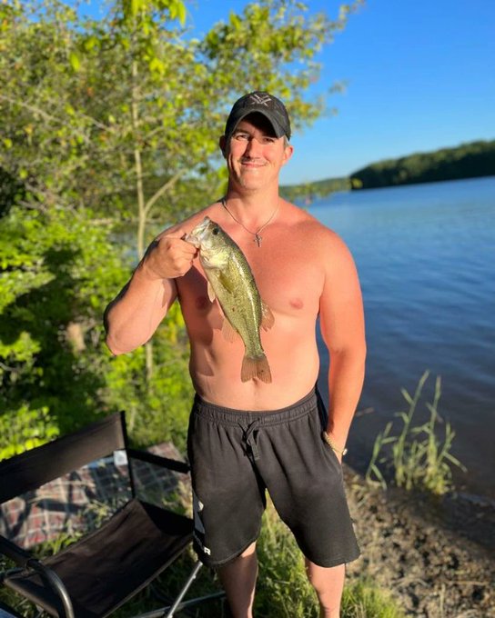 Just me being happy 😊🎣 https://t.co/WfUGyPKuu7