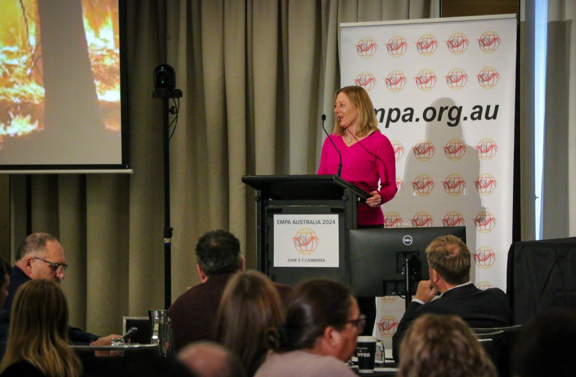 Dr Jeannette Sutton (USA) this morning at EMPA Aus 2024 on how to ensure warning messages during emergencies are clear, effective &amp; reach as many people as possible; the Wireless Emergency Alerts system used in the United States &amp; her recs. for an Aus national messaging system.