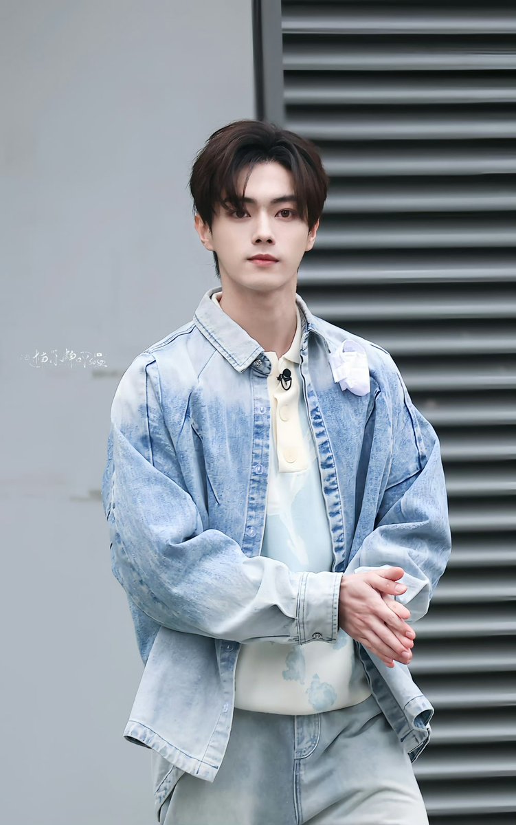 XuKai_Soso0305's tweet photo. i love Xu Kai in all denim 🩵 our Xu tank is ready to take on the NPCs 💪

#XuKai #XuKaisoso #许凯 #许凯soso #シューカイ #สวีข่าย #쉬카이 #TheGreatEscape https://t.co/VX3arxyJnY