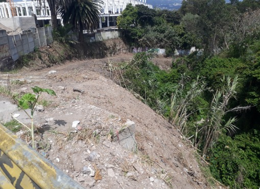 VolcanIlalo's tweet photo. Concejal @fidelchambav desde el Colectivo @IlaloVerde hemos estado denunciando, desde hace meses, la destrucción de quebradas en el sector del #MegaKywi. Sin embargo esto no ha servido para que #CoralHipermercados siga con obras. La situación ahora es más grave que en la foto. https://t.co/M8IsppM4Fr
