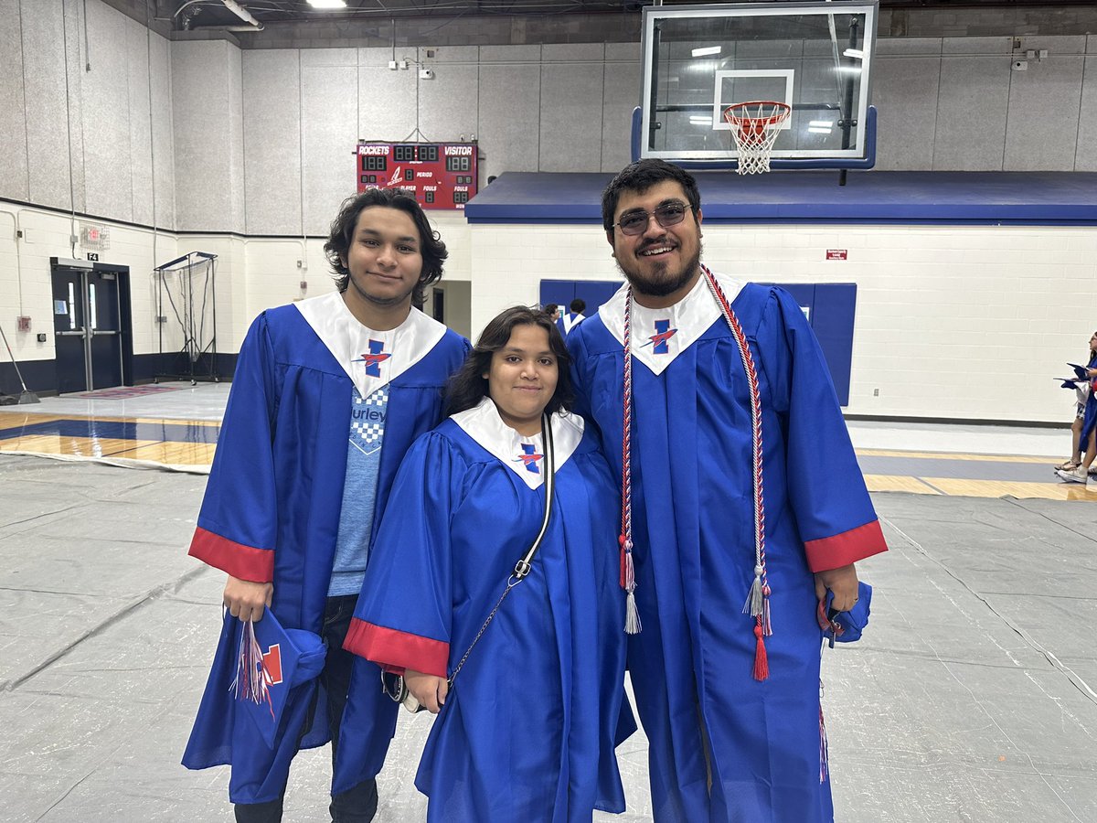 ariasjennifer's tweet photo. 🚀🎓 Our @irvin_high Seniors took memory walks to revisit their elementary and middle schools, reminiscing on their journey and inspiring our #FutureRockets! Proud of our exceptional feeder pattern! 🌟 #IrvinHS #RocketPride #MemoryWalks https://t.co/TPREvXwvb6