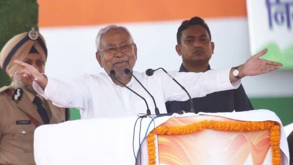 ChapraZila's tweet photo. अब नीतीश कुमार कही भी रहे विकास तो बिहार में होकर ही रहेगा। अब मोदी जी को भी बार बार बिहार  आना होगा , अच्छे अच्छे प्रोजेक्ट भी ब��हार को देना होगा। और बिहार को ��िशेष राज्य का दर्जा तो नीतीश कुमार की पहली प्राथमिकता है। https://t.co/j9X5u0M4mj