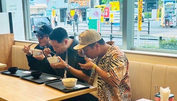 berrygoodman88's tweet photo. みんなで #松屋 に行ってきました😌
おんなじ牛めしで、横並びで食べるなんて
仲良しですね🫶🏻 https://t.co/In9tTJPCnl