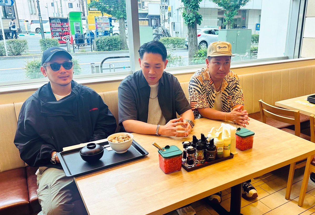 berrygoodman88's tweet photo. みんなで #松屋 に行ってきました😌
おんなじ牛めしで、横並びで食べるなんて
仲良しですね🫶🏻 https://t.co/In9tTJPCnl