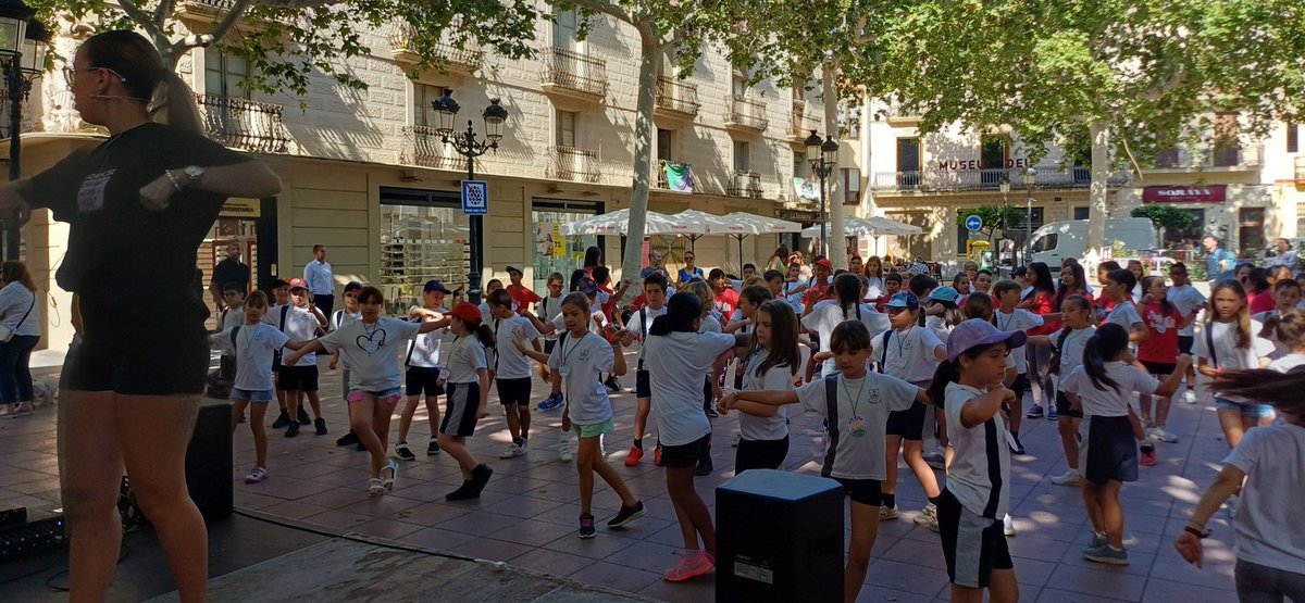 sebaixpenedes's tweet photo. Ja comença Dansa Escola al #Vendrell! Alumnat ballant i gaudint plegats a la Plaça Nova, Plaça Tivoli I Escola de música.  Molt de talent !! @educaciocat @elvendrell_cat https://t.co/rdIVIguY3w