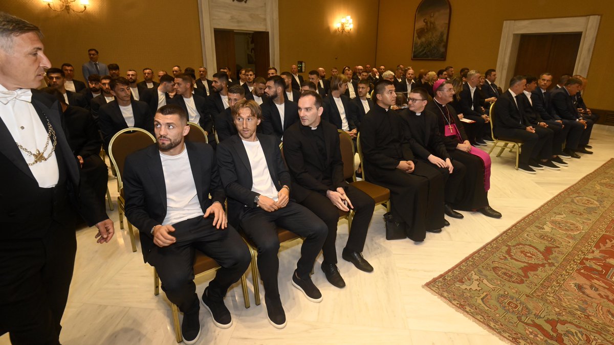 HNS_CFF's tweet photo. #Croatia squad at the Vatican after meeting the @Pontifex! 🇭🇷🇻🇦

#Vatreni❤️‍🔥 https://t.co/X3PJTl4YSe