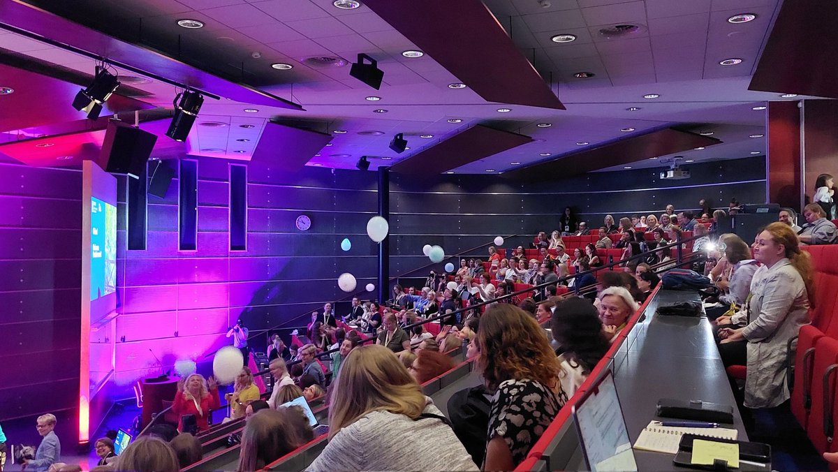 MKopeli's tweet photo. Ilmapalloja auditoriossa. #pedaforum2024 kannattelee opettajia ja auttaa heidän hyvinvointinsa ylläpitämisessä https://t.co/tUQ5y8kSdw