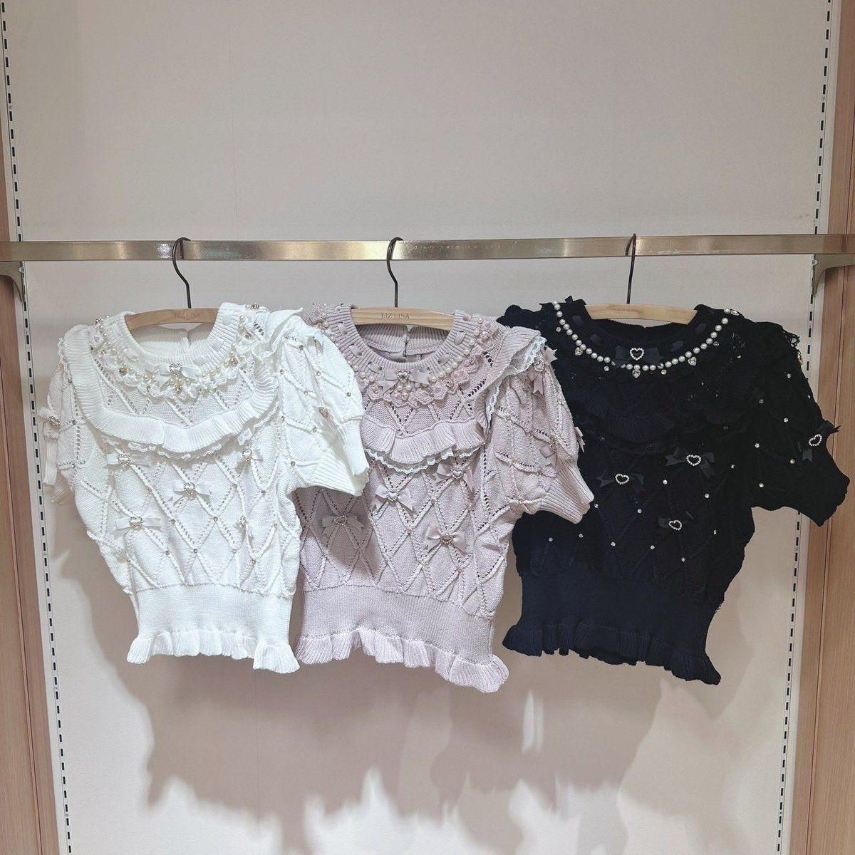 LIZLISA メニービジューリボンダイヤニットトップス ピンク メニービジューリボンダイヤニットトップス ｜ LIZ LISA