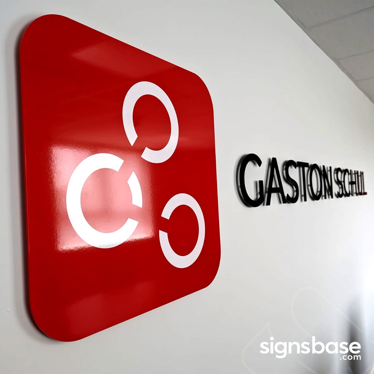 signsbase's tweet photo. Transforming spaces, one detail at a time! 🌟 Check out this stunning interior fit-out featuring vibrant acrylic letters, a lush foliage wall, acoustic panels and bright red vinyl wraps. Perfectly crafted for that wow factor!

#foliagewall #illuminatedbuiltups #acrylicletters #vinylwallwrap #interiordesign