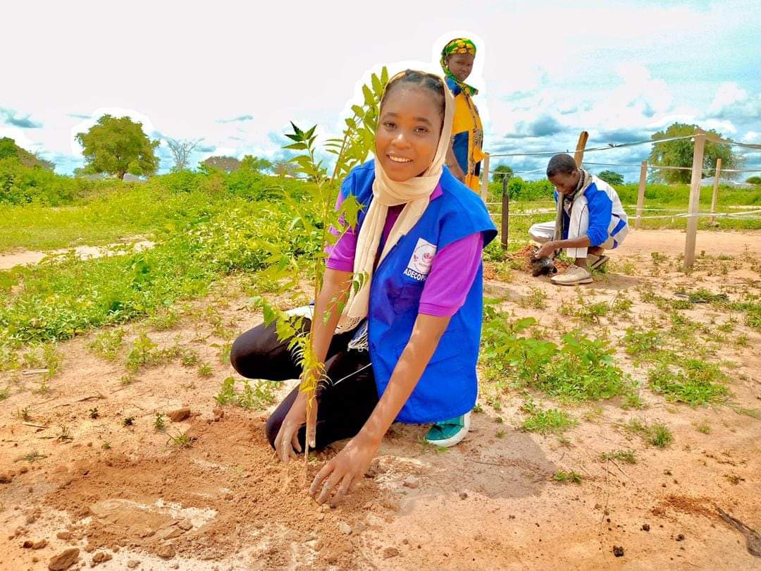 FadimatouMB's tweet photo. #Journee_Mondiale_Environnement Un moment important pour réfléchir à notre impact sur la planète et à prendre des mesures pour protéger l’environnement. De petits gestes au quotidien peuvent avoir un impact important !
 
 Ensemble, impactons sur notre planète ! @Adecopa_Cam08 https://t.co/pBSSHTFq7H