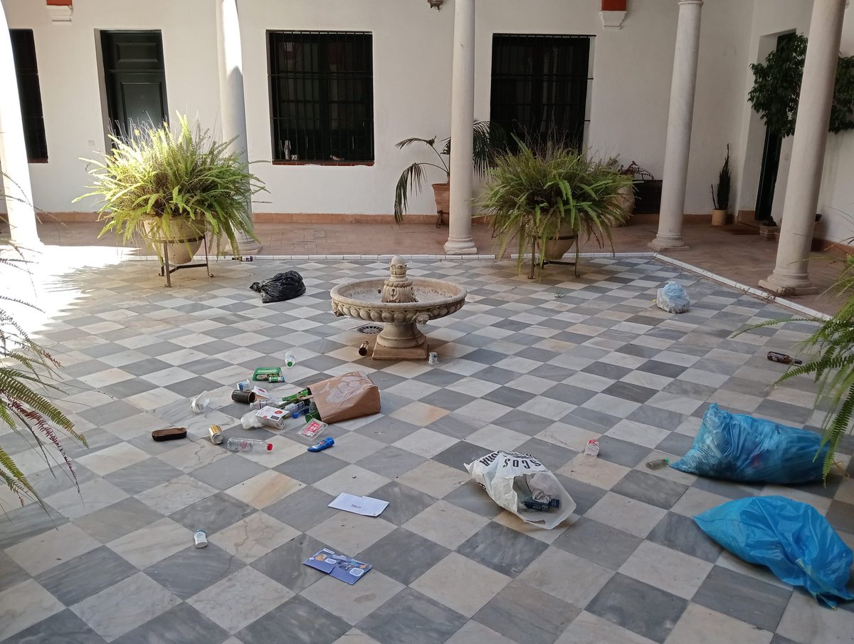 Así, inundado de basura de los pisos turísticos, se ha encontrado esta mañana un vecino el patio patrimonial de su edificio.

La situación es insostenible, los vecinos viven desamparados por un <a href="/Ayto_Sevilla/">Ayuntamiento de Sevilla</a> que quiere echarles de sus casas para aumentar el negocio turístico.