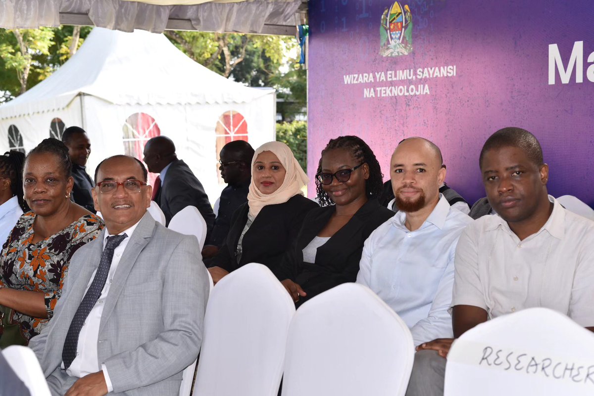 SerenOx Africa (@serenoxafrica) on Twitter photo 🏆Last week, our CEO, <a href="/WilliamMawalla/">William Mawalla</a>, and lead clinician, Dr. Chamba, received an award from the MoE for their research on "treatment delays in children and young adults with lymphoma in East Africa"
👉🏾Read the full study on ASH's website: ashpublications.org/bloodadvances/… 🏆Last week, our CEO, <a href="/WilliamMawalla/">William Mawalla</a>, and lead clinician, Dr. Chamba, received an award from the MoE for their research on "treatment delays in children and young adults with lymphoma in East Africa"
👉🏾Read the full study on ASH's website: ashpublications.org/bloodadvances/…