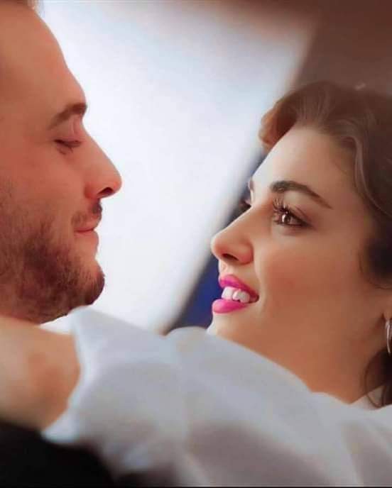 "في عينيك 
حفظت خرائط السماء 
اكتشفت مخابىء الغيوم

من عينيك 
عرفت من أي نهر
تستمدُّ النجوم 
لونها الزجاجيّ.

اه من عينيك."