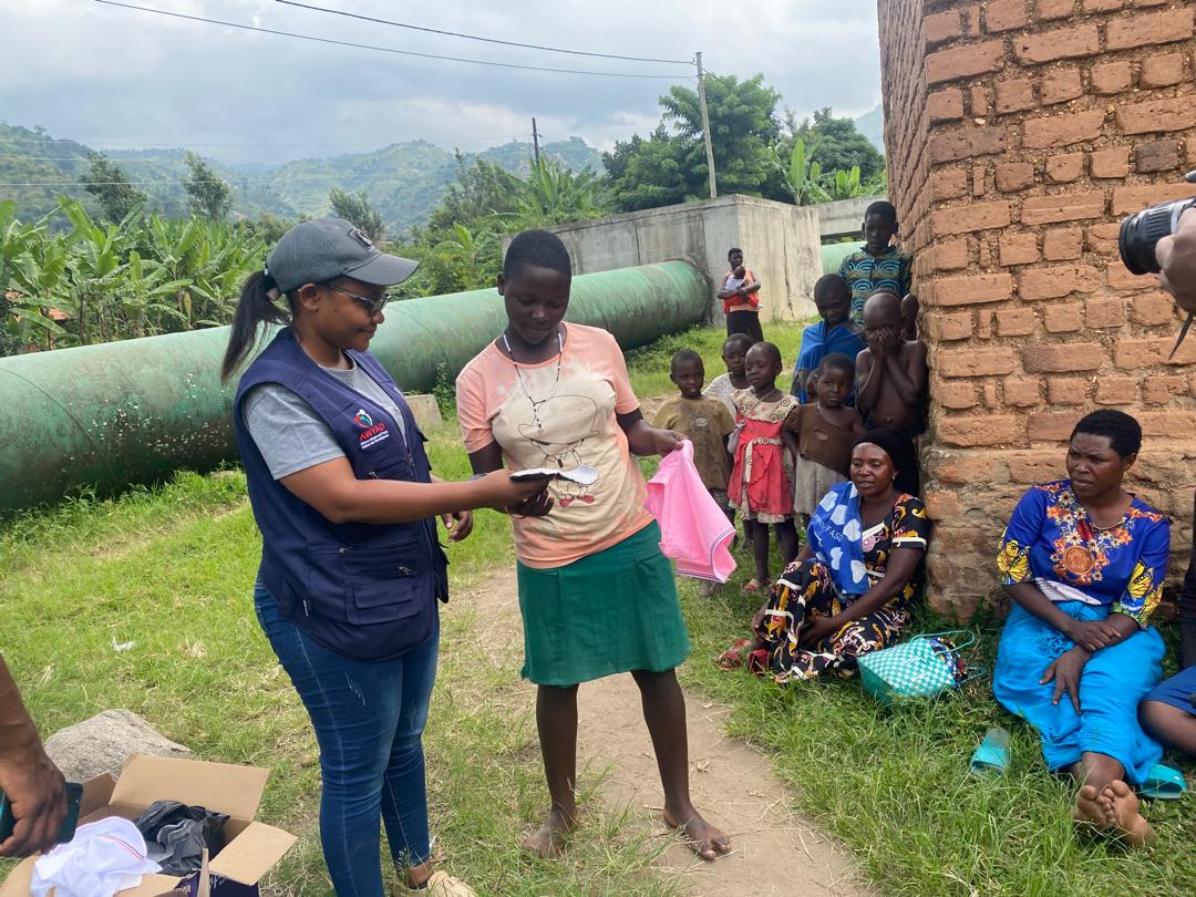 AWYAD_UG's tweet photo. The Western Uganda Humanitarian Platform, in collaboration with @oxfaminuganda, is donating essential supplies to those affected by the recent landslides and floods in Kasese.
#KaseseFloods #HumanitarianAid https://t.co/1dirANeUtQ