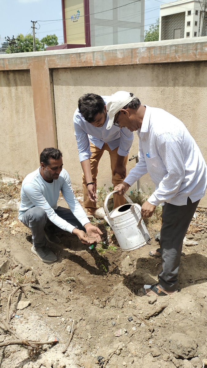 AnjarNp's tweet photo. સ���વચ્છતા પખવાડીયા દરમ્યાન નિર્મળ ગુજરાત ૨.૦ હેઠળ "સ્વચ્છતા પખવાડીયા"ની ઉજવણીના ભાગરૂપે તા.૦૫/૦૬/૨૦૨૪નાં અંજાર નગરપાલિકા મા વૃક્ષા રોપણ કરવામાં આવેલ. #SwachhSurvekshan2024 #NirmalGujarat #SwachhBharat 
#workenvironment
@sbmugujarat
 @RajkotRegional https://t.co/Dblx45nHli