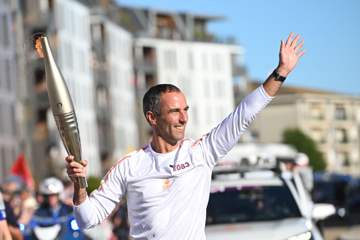 Retour sur l'étape d'hier en Vendée... c'était fou 😍

Des spectacles et des paysages à couper le souffle du Passage du Gois aux Sables-d'Olonnes en passant par le <a href="/PuyduFou/">Puy du Fou</a> 🔥
Ciryl Gane et Armel Le Cléac'h faisaient partie des sportifs présents pour représenter le sport