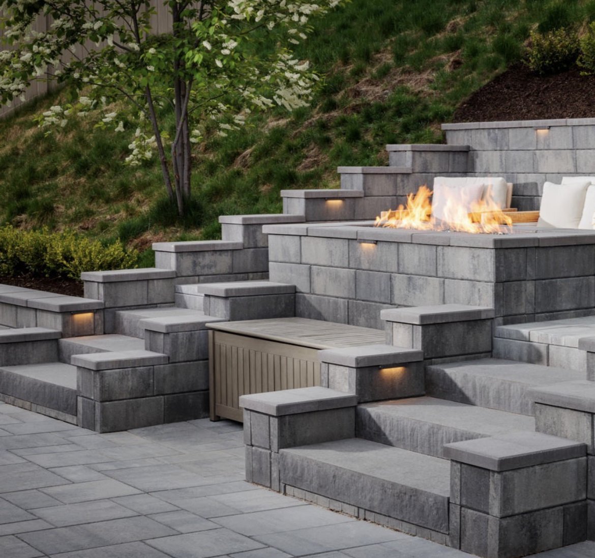 Tru_Scapes's tweet photo. Elevate entrances and stairways with outdoor lighting! ✨ Combining Belgard hardscape products with Tru-Scapes lights creates character, style, and an added level of safety to your home 🏠 https://t.co/Yx4oadPyJo