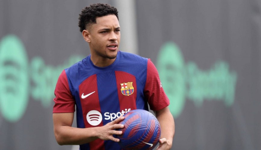 viva_cules's tweet photo. 🚨🚨Hansi Flick wants Vitor Roque to STAY. The coach has him in his plans. Barça now must find enough space in the FFP to register the striker. [@joaquimpiera] https://t.co/awwKrJgcOT