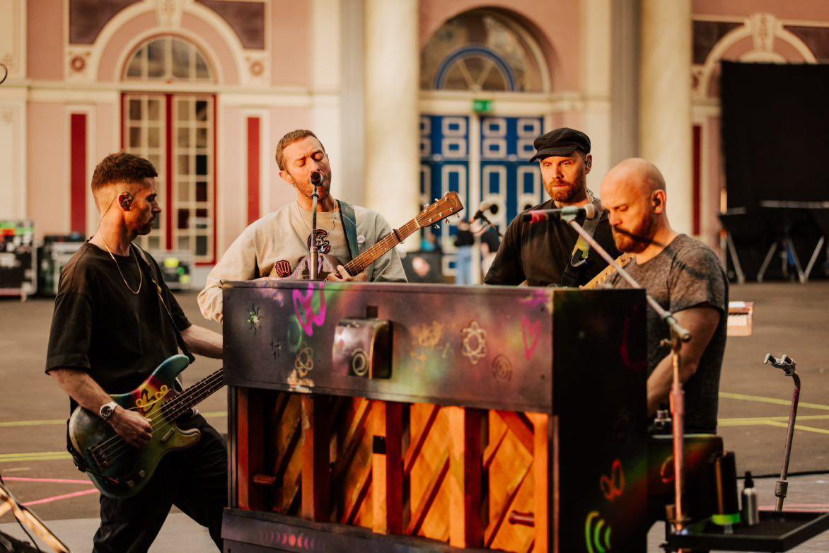 ColdplayUK_'s tweet image. “📷 Rehearsals… taking it back to 1999”

📷@coldplay | IG Broadcast Channel 
-
-
#Coldplay #BigWeekend