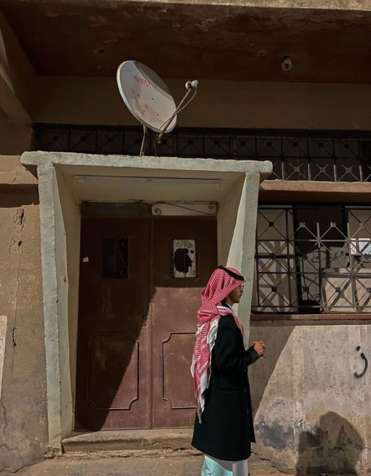 الضيقة اللي 
تكسر البوح ،
وتروح !
على بقايا الراحلين  
استجدّت 
-
والدمع : لمْع الطيف
والشهقة : الروح
لو غصّت بحلق الليالي 
وردّت !