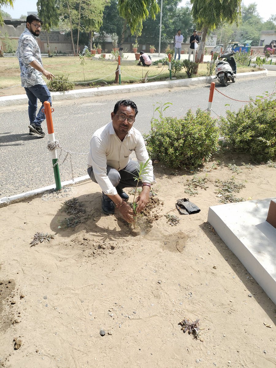 સ્વચ્છતા પખવાડીયા દરમ્યાન નિર્મળ ગુજરાત ૨.૦ હેઠળ "સ્વચ્છતા પખવાડીયા"ની ઉજવણીના ભાગરૂપે તા.૦૫/૦૬/૨૦૨૪નાં અંજાર નગરપાલિકા મા વૃક્ષા રોપણ કરવામાં આવેલ. #SwachhSurvekshan2024 #NirmalGujarat #SwachhBharat 
#workenvironment
<a href="/sbmugujarat/">Swachh Bharat Mission Urban - Gujarat</a>
 <a href="/RajkotRegional/">RCM Rajkot Zone</a>