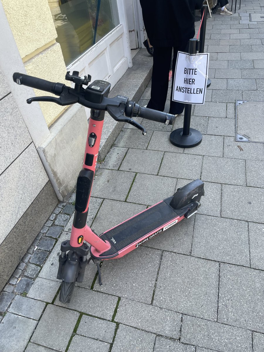 NiceBastard's tweet photo. Anstellen, nicht abstellen! #Paketshop https://t.co/5NaqdlU90h