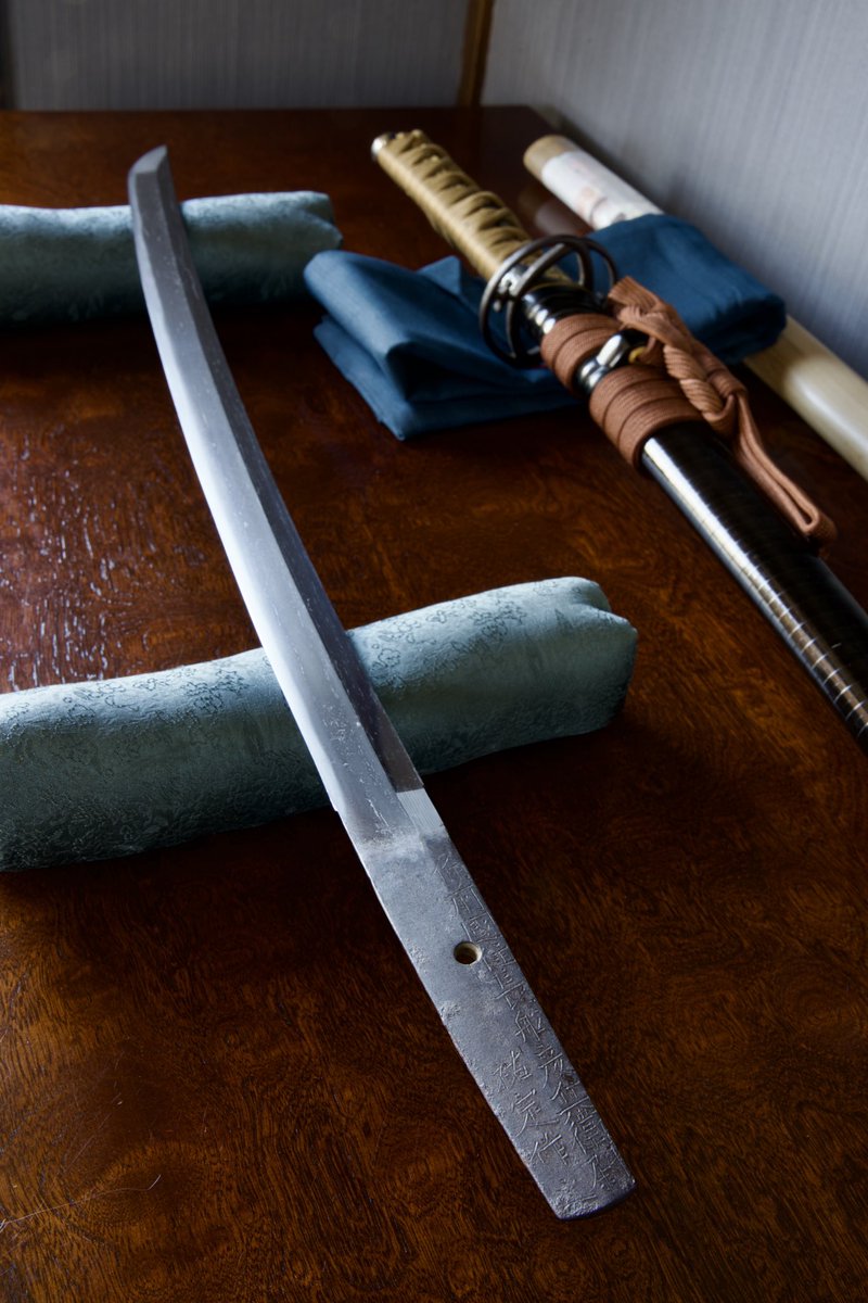 新たにお迎えしたのは初代阿波祐定！長舩彦兵衛尉祐定の3代目。天正年間に備前長舩から阿波池田に移り阿州横山家の始まりとなったと考えられている刀匠です。ご先祖様のルーツの旅も遂にここまで(；°̥̥̥̥̥̥̥̥艸°̥̥̥̥̥̥̥̥)今回は完璧に銘買いです
銘『備前國住長舩彦兵衛尉祐定作之
文禄五年八月日』