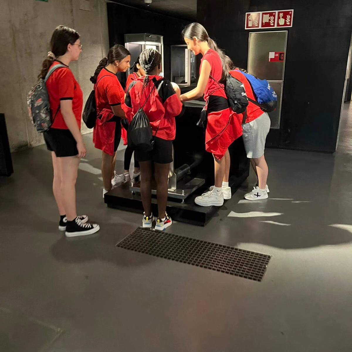 escolageneralp1's tweet photo. L'alumnat de 6è han anat d'excursió al @cosmocaixa on han après infinitat de coses sobre l'univers i la vida a la terra, s’ho han passat super bé i han pogut experimentar al taller de l’energia que han fet. #ADNprim #transformacioeducativa #ciencia https://t.co/cAfVBlBY9s