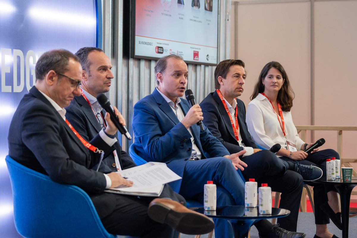 👉 Continuamos hablando de #nuevastecnologías y combustibles para descarbonizar el #sectormarítimo de la mano de Hector Calls (<a href="/PortdeBarcelona/">Port de Barcelona</a>), <a href="/jaceral/">Javier Cervera</a> (<a href="/Balearia/">Baleària</a>), <a href="/Ram_GarGar/">Ramon Garcia</a> (<a href="/CELlogistica/">Centro Español de Logística</a>), María Lacalle (#Lune) y David Simó (<a href="/diarioelcanal/">El Canal Marítimo y Logístico</a>).🙌