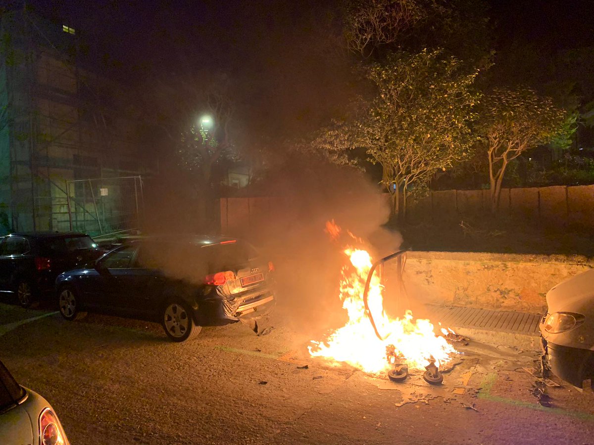 Aplcoruna's tweet photo. 🚨 En la pasada madrugada intervenimos junto a @bombeiroscoruna en varios incendios en contenedores con daños en vehículos 

🚔 Dos patrullas del turno de noche de policía local localizan a las dos personas causantes siendo detenidas y puestas a disposición judicial https://t.co/6X1BIqJsET