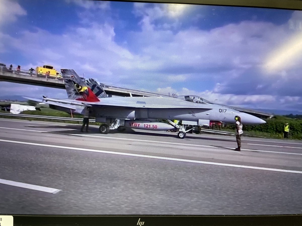 Philippe Revaz (@philipperevaz) on Twitter photo L'armée 🇨🇭fait atterrir ses F/A 18 sur une autoroute. Comme il se doit, l'appareil est muni de la vignette autoroutière 2024. #alphauno <a href="/schweizerarmee/">Schweizer Armee</a> <a href="/BoeingDefense/">Boeing Defense</a> L'armée 🇨🇭fait atterrir ses F/A 18 sur une autoroute. Comme il se doit, l'appareil est muni de la vignette autoroutière 2024. #alphauno <a href="/schweizerarmee/">Schweizer Armee</a> <a href="/BoeingDefense/">Boeing Defense</a>
