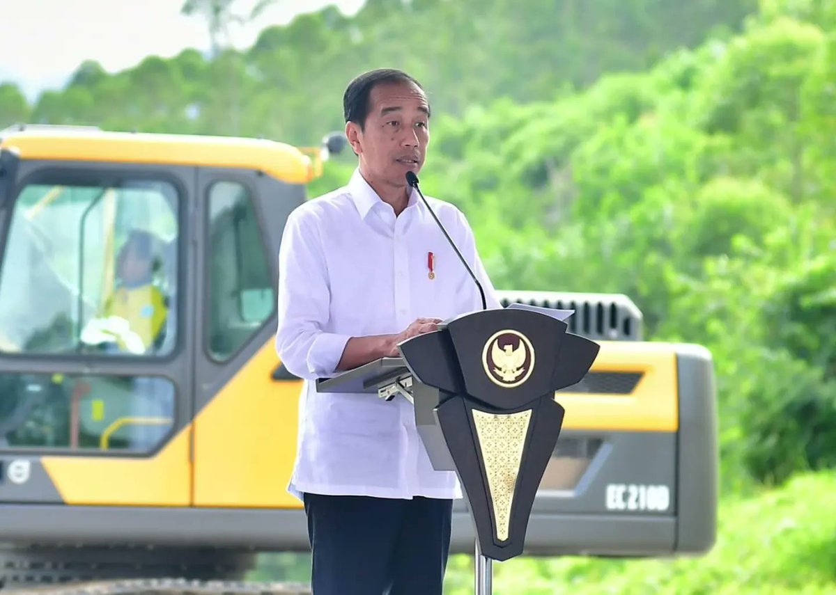 jokowi's tweet photo. Pemerintah berkomitmen dalam menyediakan fasilitas pendidikan terbaik di Kawasan Ibu Kota Nusantara (IKN). Bina Bangsa School Nusantara, sebuah sekolah internasional akan menggunakan kurikulum Cambridge, serta menghadirkan lembaga pendidikan internasional yang berkualitas dunia.

Dengan fasilitas modern, Bina Bangsa School juga saya harapkan dapat menyajikan pembelajaran interaktif serta inovatif melalui konsep smart school, terbuka terhadap teknologi dan menerapkan pembelajaran yang fokus pada kreativitas, kolaborasi, dan pemikiran kritis.

Selain itu sekolah ini harus memberikan pilihan pendidikan yang bermutu bagi warga IKN yang berasal dari berbagai daerah, dari berbagai negara, dan latar belakang.

Dalam groundbreaking ini, saya titipkan agar Bina Bangsa School memberikan ruang untuk memperkenalkan nilai-nilai kearifan lokal, menghormati keragaman budaya, dan memperkuat persaudaraan dan persatuan.

***
Foto: Vico - Biro Pers Sekretariat Presiden
Lokasi: Bina Bangsa School Nusantara di Kawasan IKN, Kabupaten Penajam Paser Utara, Provinsi Kalimantan Timur, Rabu, 5 Juni 2024.