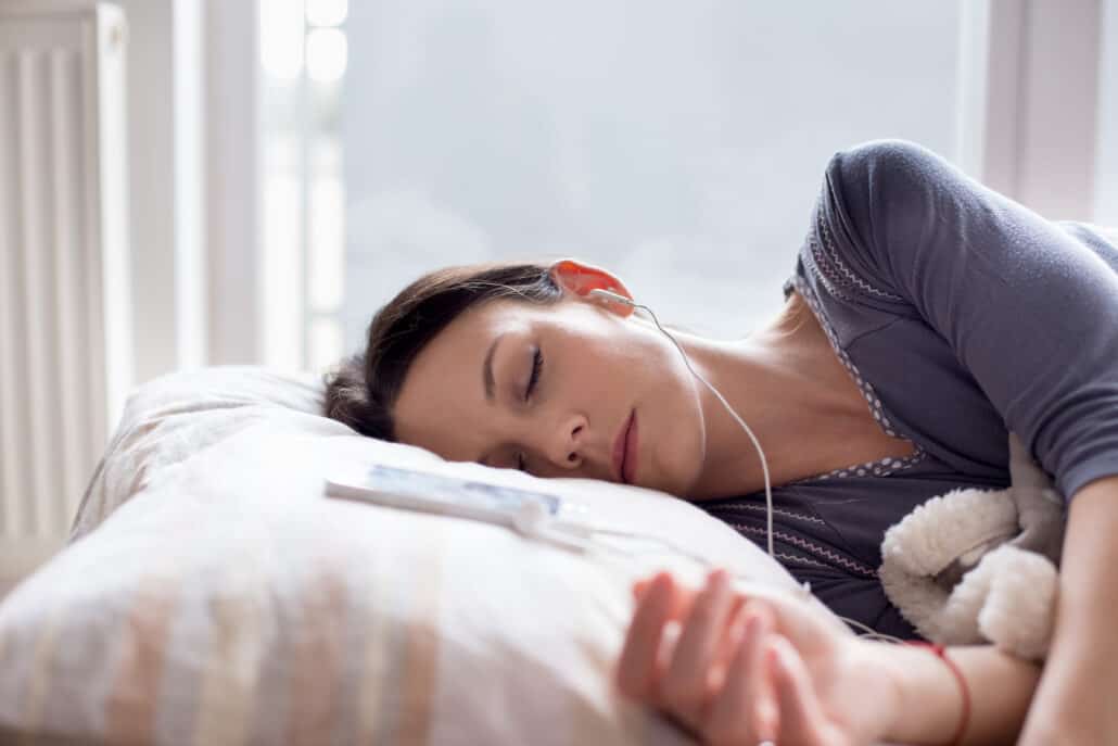 Nicht nur, wenn die Tage länger und die Nächte kürzer werden, leiden viele Menschen unter Schlafstörungen. Ein Cochrane Review hat untersucht, in wie weit Musik dabei helfen kann, besser ein- und durchzuschlafen. Was dabei herauskam? wissenwaswirkt.org/musik-gegen-sc…