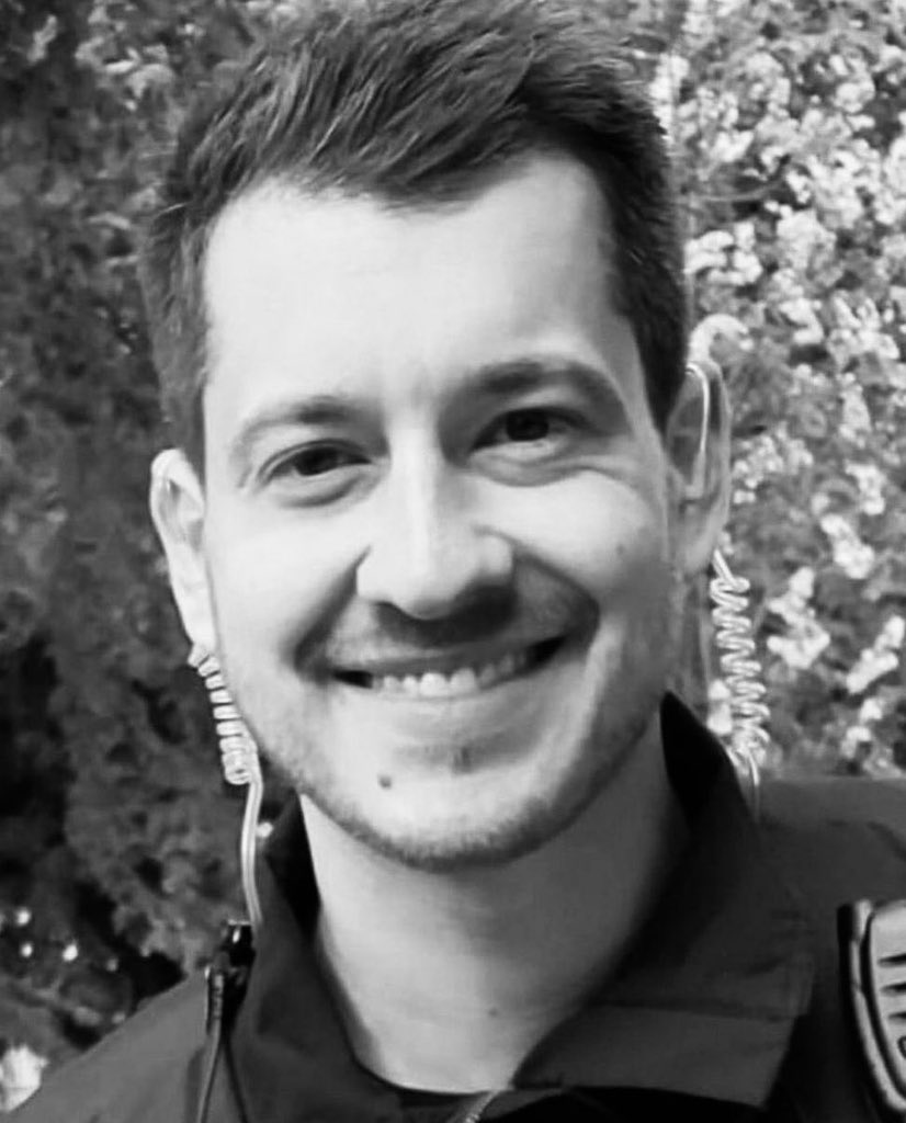 Rouven. 
Weil wir mit einem Fingerschnippen längst beim nächsten Thema sind, während die Hinterbliebenen sich ein Leben lang mit der Frage beschäftigen müssen, warum ein geliebter Mensch ausgerechnet für diese Gesellschaft ihr Leben lassen musste.