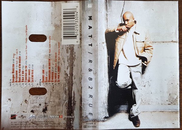 elmusicfeelings's tweet photo. ❌ 23 ans tout juste ont passé depuis la sortie d'un de mes albums francophones préférés et à mon gout, un des albums les importants de la culture urbaine en France : #R&BDeRue. Le 2e album de #MattHouston arrive en Juin 2001 et va permettre d'une certaine façon de crédibiliser le R&B en France chez un public, tout en touchant une large audience. On y retrouve des inspirations de R.kelly, Joe, ou encore Sisqo, mais l'album tire sa force de...... Soriane Houston. Non, même si on a tous mimés les mimiques et interludes du petit, le disque en plus d'avoir une ligne mélodique efficace et variée, est assez subtilement écrit, abordant assez justement des thèmes, pas toujours popularisés sur la scène urbaine française, sans tomber dans le pathos ou le cliché. L’homosexualité sur le titre "Elles", la vente de la drogue sur "Dans la peau d’un Dealer" et le viol et l’inceste sur "Le prix à payer"avec Kayna Samet. Il va s'écouler à plus de 600.000 exemplaires, et devient le 1er album de R&B en France, à gagner une victoire de la musique.
 👉 Un classic.
👉 Vous rappelez-vous de l'euphorie lors du succès de R&B de rue ? Vos préférées de ce disque?