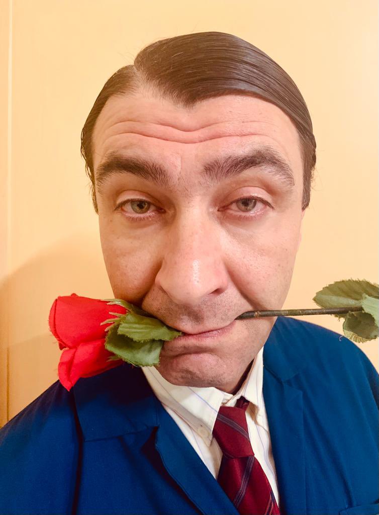 Ciao a tutti, io sono LIVIO MASSIMO PESTAROZZI!
Sono un bidello di origini MARCHIGIANE con un passato oscuro e se volete conoscermi potete trovarmi nella serie 
CHE CLASSE in onda su Rai Italia in tutto il mondo oppure in streaming su RAI PLAY
raiplay.it/programmi/chec…