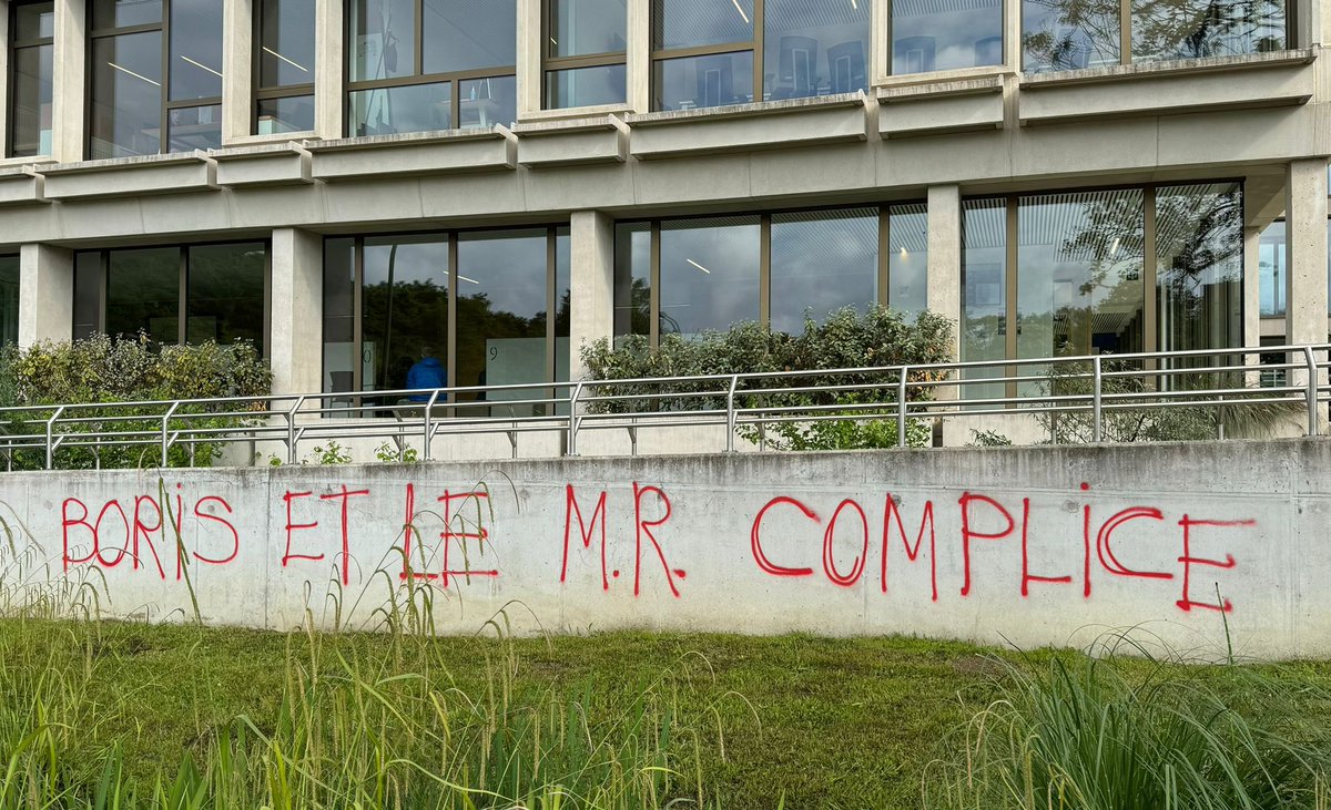 Façade du Centre administratif recouverte de peinture rouge et de tags. 

Communiqué de presse :