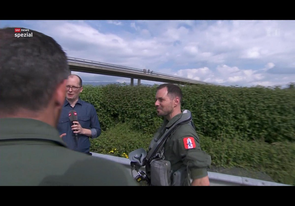 SchweizerA's tweet photo. Dass auch die Armee für ihre Landung auf der Autobahn eine Vignette gelöst hat freut mich ausserordentlich. 😃 https://t.co/cYXD8irGWC