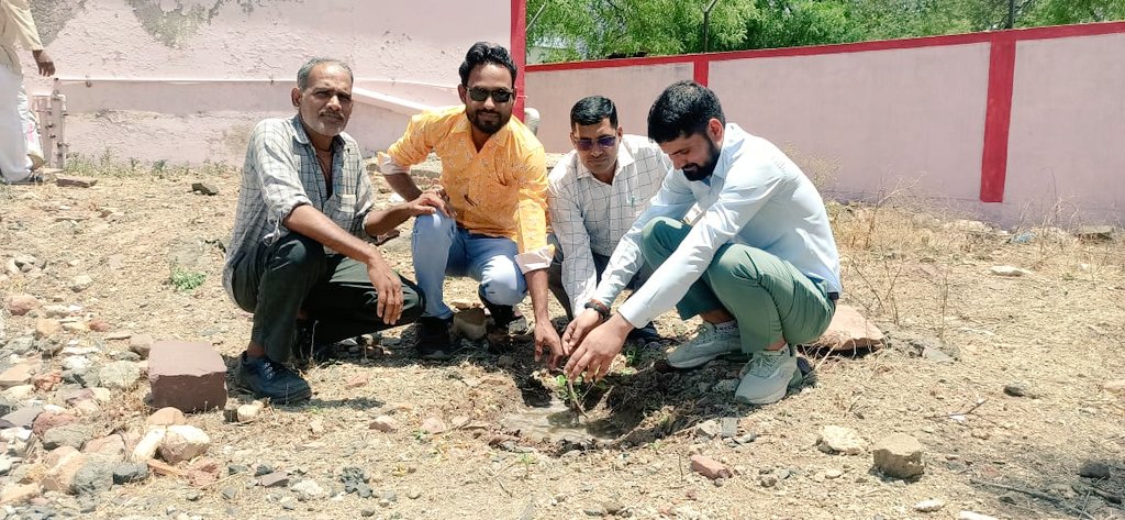 5 जून विश्व पर्यावरण दिवस के अवसर पर हमारे विद्यालय शा. कन्या उ.मा. वि. जीरन में वृक्षारोपण किया गया ।
#एक_पेड़_मां_के_नाम