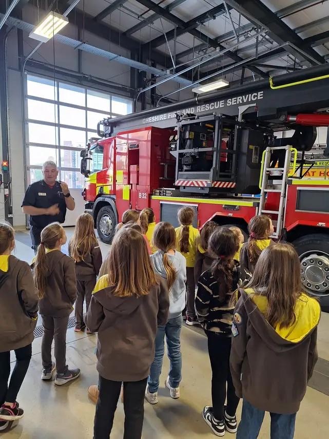 ActivePRuk's tweet image. As it’s Volunteers’ Week we're celebrating how our team help in their communities including with @AgeUKWirral, @girlguiding &amp;amp; a cheerleading squad. Thanks to @cheshirefire for hosting a visit from the Brownie unit Kate volunteers with
#volunteersweek #givingback #community