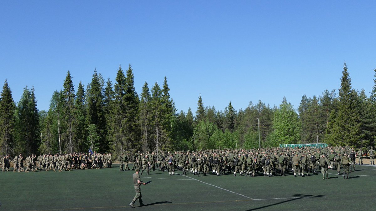 Periksiantamattomalla asenteella ja kavereita kannustaen lähtivät #PohjoisenPuolustajat fyysistä ja henkistä kestävyyttä koettelevalle #Jääkäriprikaati´n valmiusyksikön 24 tunnin #Jääkärinmarssi´lle