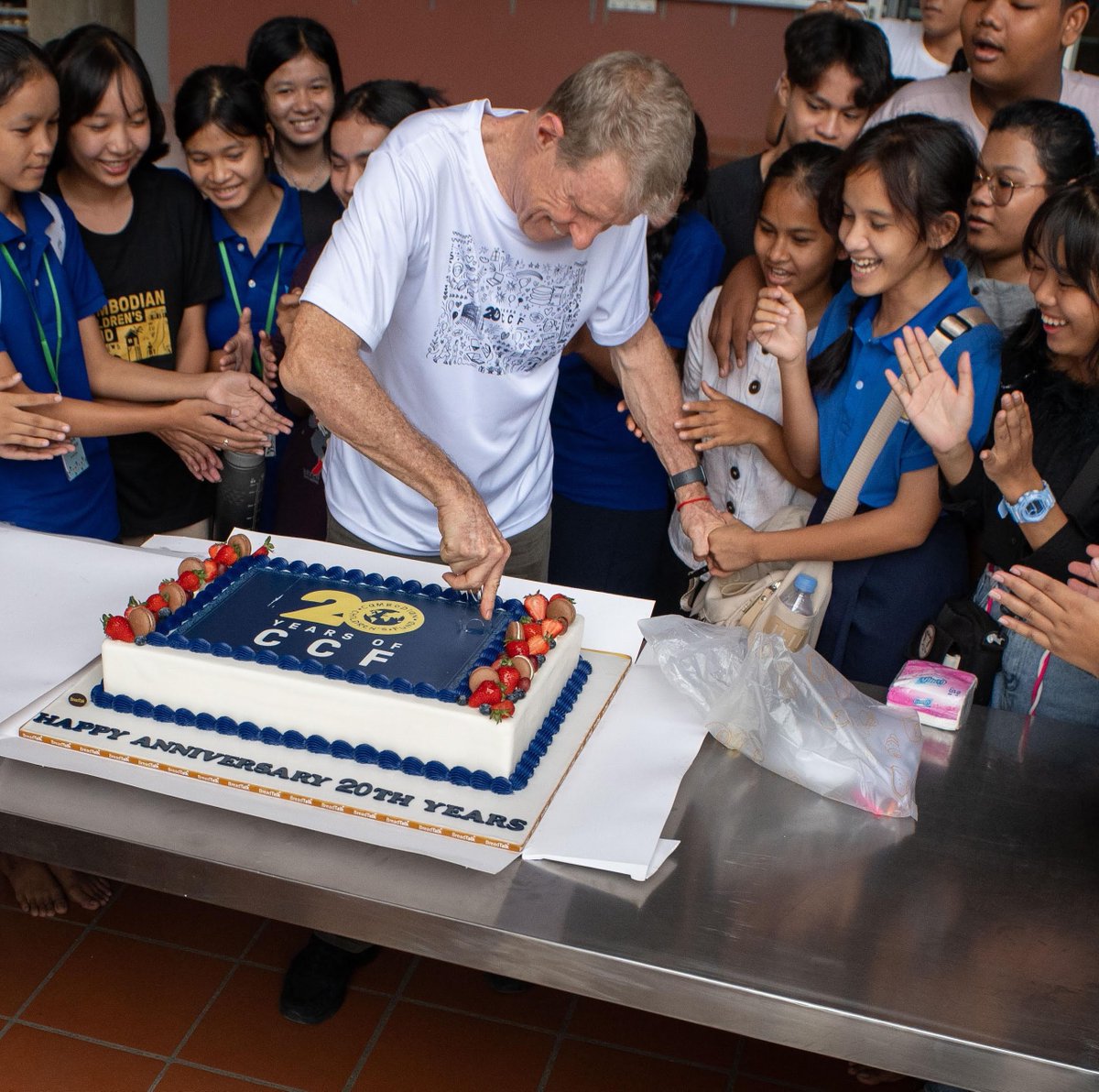 Tweet4CCF's tweet photo. For all our student volunteers who spent many hours preparing and helping during the CCF 20 Years celebrations, we presented them a thank you gift donated from our friends at BreadTalk Cambodia.
#20YearsofCCF #sponsor #Cambodia #CSR https://t.co/krj6051dlk