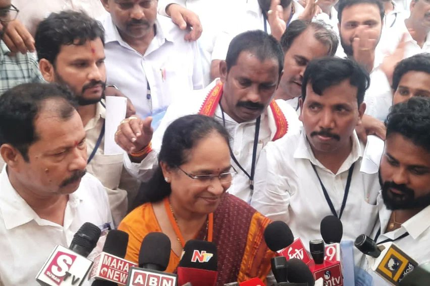 నెల్లిమర్ల ప్రజానీకం ఇచ్చిన తీర్పును దృవీకరణ పత్రం రూపంలో అందుకుని విజయోత్సాహంతో తెలుగు దేశం, జనసేన, బిజెపి శ్రేణులతో కలిసి ముందుకు సాగిన నెల్లిమర్ల శాసనసభ్యురాలు శ్రీమతి లోకం నాగ మాధవి గారు

<a href="/JanaSenaParty/">JanaSena Party</a> <a href="/PawanKalyan/">Pawan Kalyan</a> <a href="/ncbn/">N Chandrababu Naidu</a>
<a href="/narendramodi/">Narendra Modi</a>

#lokammadhavi #nellimarlaconstituency