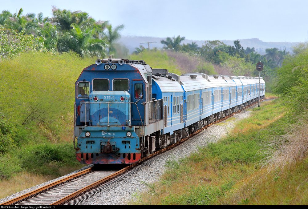 cursedtrains421's tweet photo. Cuba's machines differ from domestic production in many regards, but primarily, one can distinguish them via the MU hookups located on either side of the coupler - fitting for turning the switcher into a mainline design. https://t.co/DsZmMXltmk