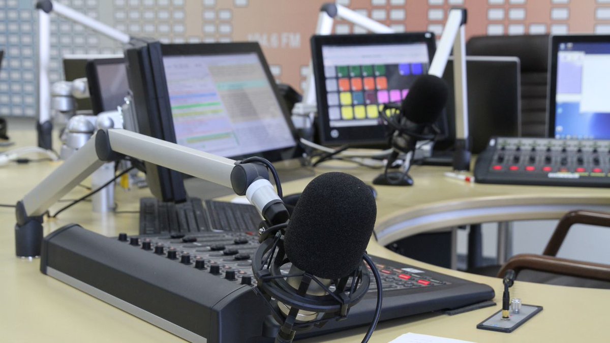 🎤 Dreaming of radio airplay? 📻 Make sure your submission is spot-on! From file naming to high-res cover art, we've got you covered. 🌟 Dive into our guide on preparing your music for radio station submission! 🎶
Learn more! 🔗✨  devinejamz.com/how-to-prepare…