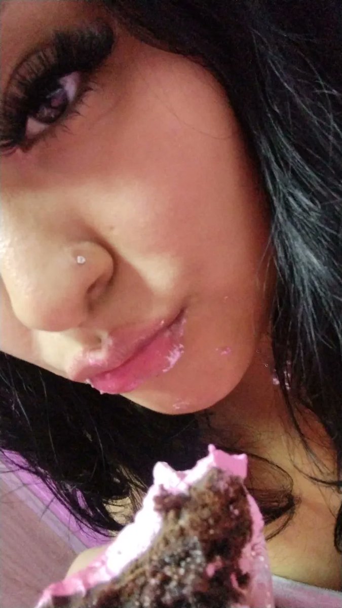 Flxrxnx's tweet photo. La única forma en la q puedo comer a @rauwalejandro 💋 https://t.co/77iepxewAM